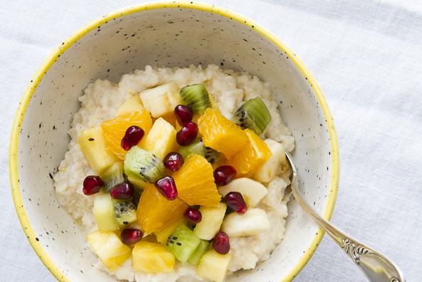 Lieblingsfrühstück - warme Ratz-Fatz-Fertig-Hirsespeise, Früchte der Saison inklusive